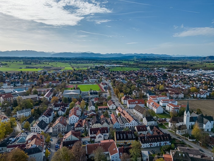 Immobilienmakler_Weilheim_AkuRat_Immobilien. Hier sehen Sie eine Luftufnahme von Weilheim mit Blick auf die Alpen