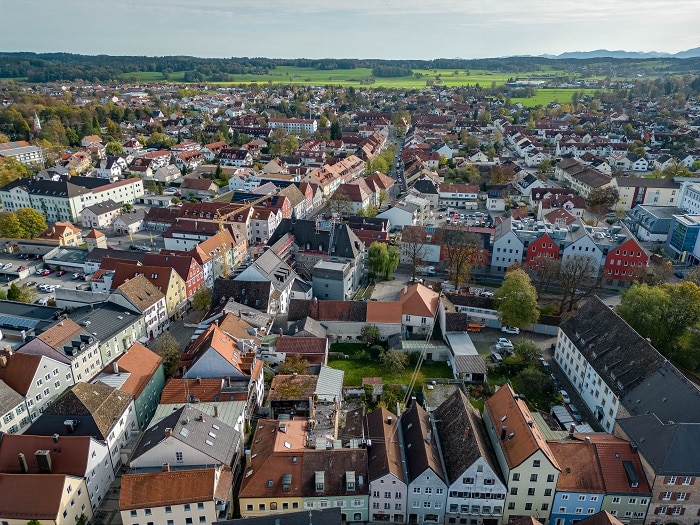 Hier sehen Sie eine Luftaufnahme von Weilheim mit Blick auf die Altstadt. Immobilienmakler_Weilheim_AkuRat_Immobilien