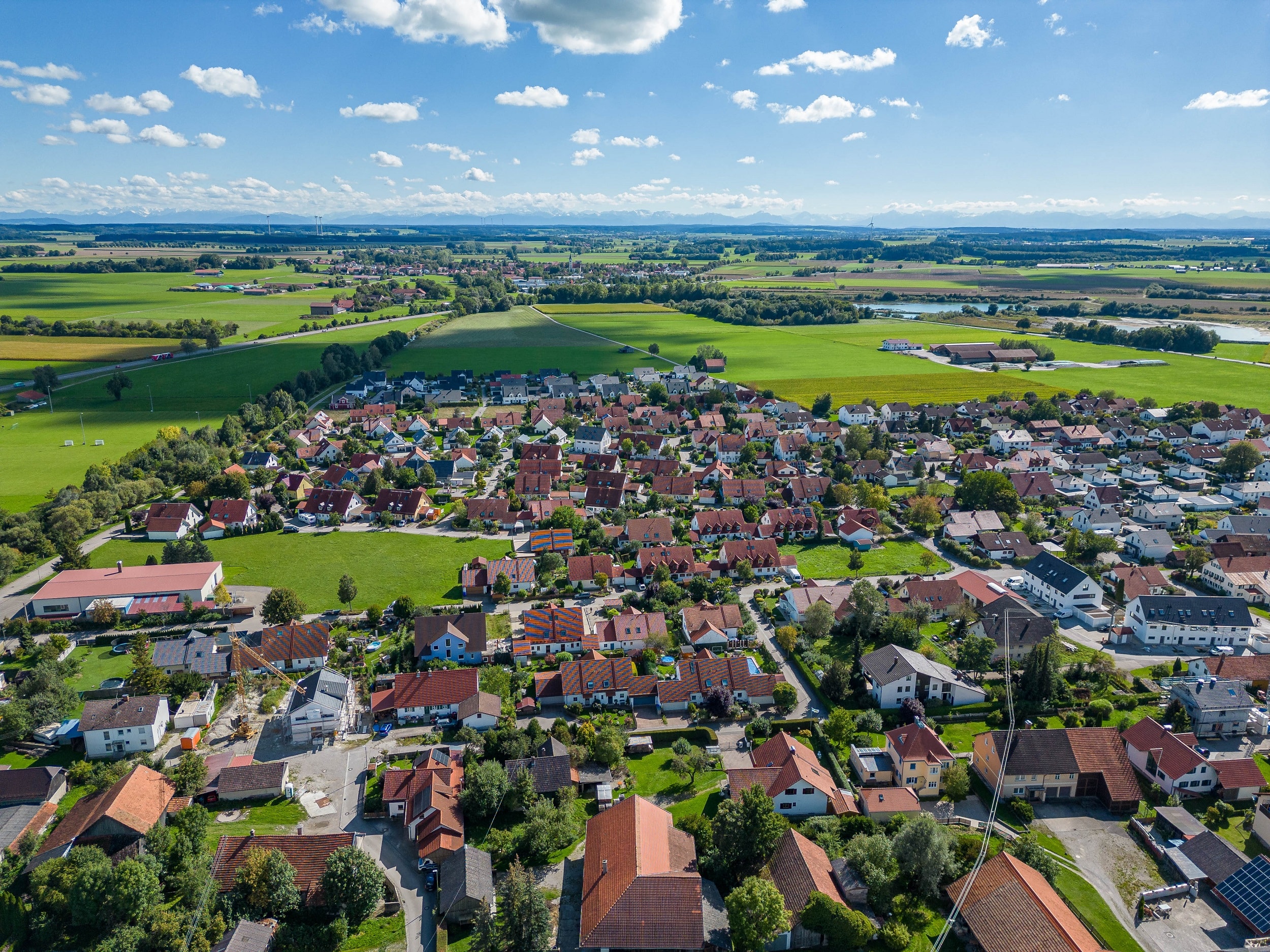 Luftbld von Buchloe für Immobilienmakler Buchloe. Im Hintergrund sind die Berge zu sehen