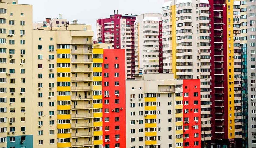 Hochhäuser mit roten und gelben Fassaden - Hausverwaltung mit digitalen Tools