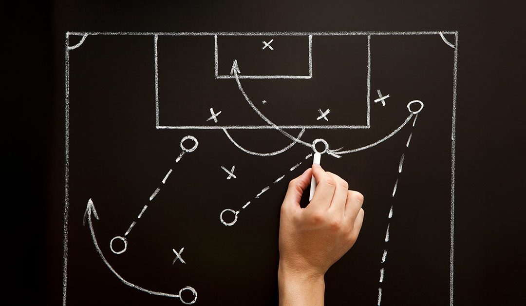Auf einer Tafel werden Spielzüge eines Fußballspiels, also eine Strategie, geplant | Strategie Immobilienverkauf